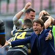 Inter Milan coach Antonio Conte (R) celebrates after beating Verona as his side close in on a first Serie A title since 2010