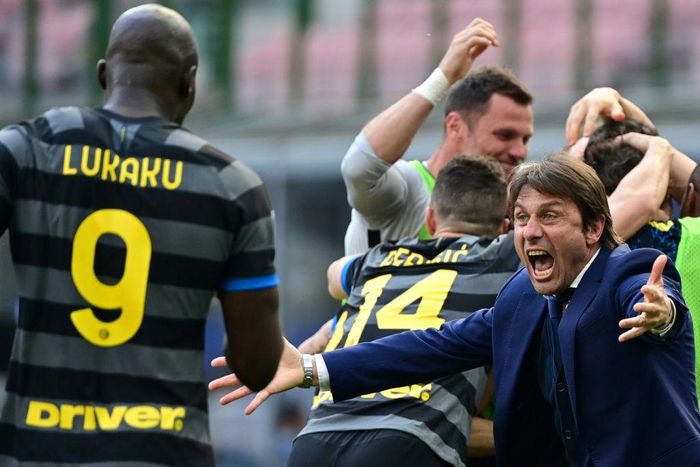 Inter Milan coach Antonio Conte (R) celebrates after beating Verona as his side close in on a first Serie A title since 2010