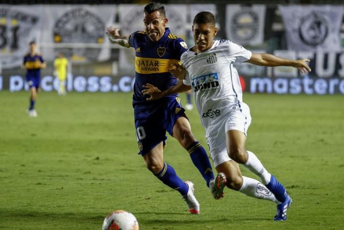 Carlos Tevez (L) and Boca Juniors were knocked out by Santos in the semi-finals