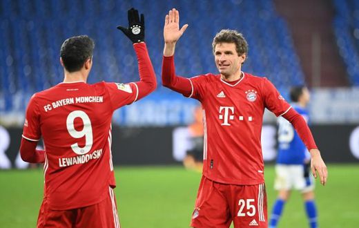 Robert Lewandowski (L) and Thomas Mueller (R) both scored for Bayern Munich on Sunday