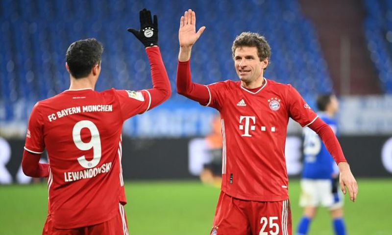 Robert Lewandowski (L) and Thomas Mueller (R) both scored for Bayern Munich on Sunday