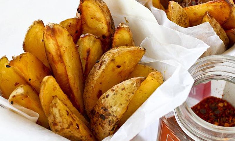 Turmeric baked potato wedges