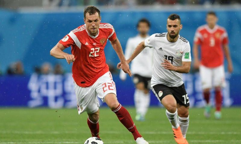 Abdallah el Said (R) scored the goal that secured Egyptian club Pyramids a CAF Confederation Cup quarter-finals place.