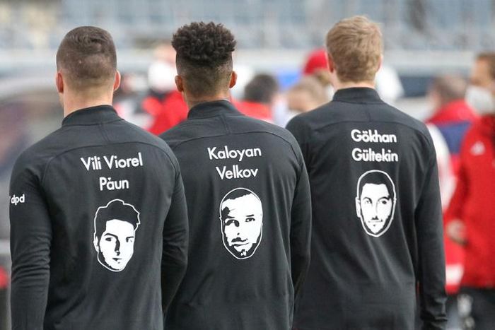 Frankfurt players wear shirts with names and portraits of victims of the Hanau shootings which took place one year ago