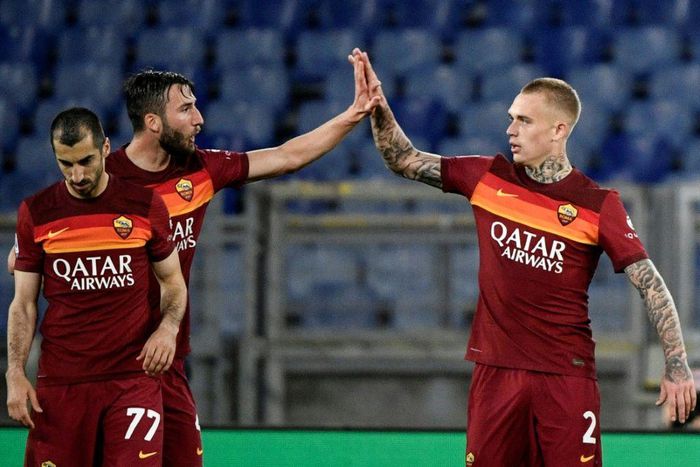Roma's Bryan Christante (2ndL) snatched a point against Atalanta