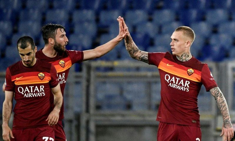 Roma's Bryan Christante (2ndL) snatched a point against Atalanta