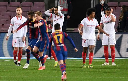 Pique (2L) scored a dramatic equaliser against Sevilla