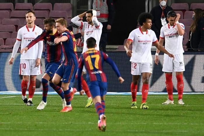 Pique (2L) scored a dramatic equaliser against Sevilla