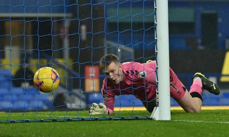 Everton goalkeeper Jordan Pickford couldn't stop Youri Tielemans scoring