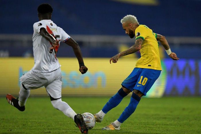 Neymar fires home the clinching second goal as Brazil maintained their perfect start to the Copa America with a 2-0 win over Peru