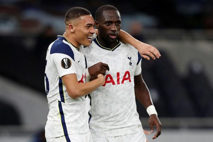 Tottenham striker Carlos Vinicius (L) celebrates with Moussa Sissoko