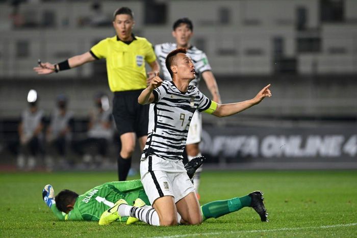 South Korea's Kim Shin-wook (C) opened the scoring in the 14th minute
