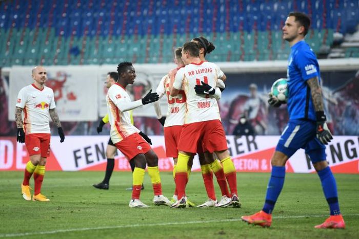 Leipzig celebrate after Dani Olmo converts a penalty against Augsburg