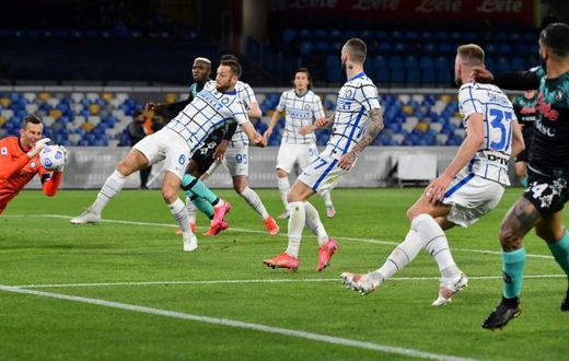 Inter Milan goalkeeper Samir Handanovic's (L) blunder allowed Napoli to get on the scoreboard