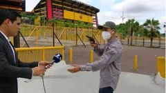 Mask-wearing robber robs journalist at gunpoint during live report