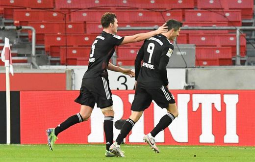 Bayern Munich striker Robert Lewandowski (R) celebrates scoring his 15th goal this season in all competitions
