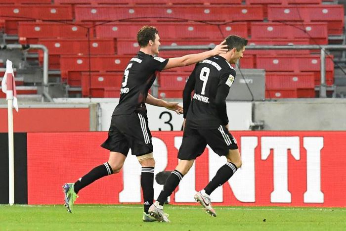 Bayern Munich striker Robert Lewandowski (R) celebrates scoring his 15th goal this season in all competitions