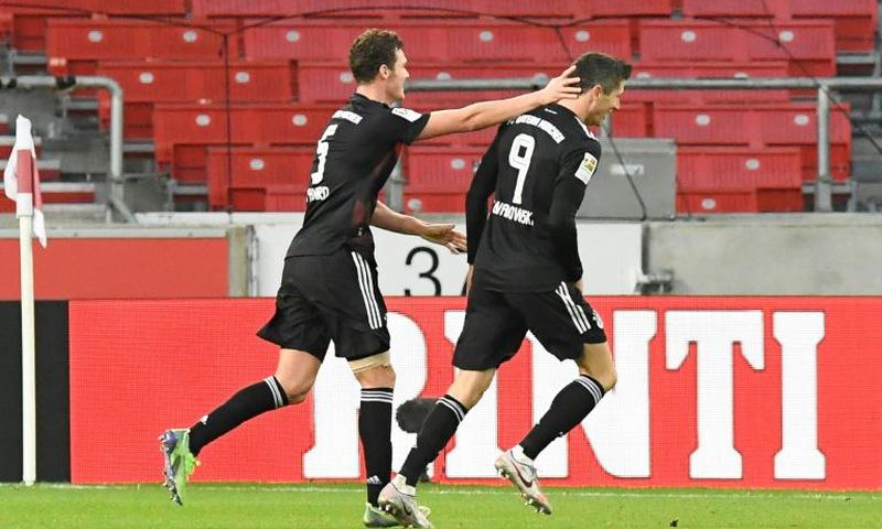 Bayern Munich striker Robert Lewandowski (R) celebrates scoring his 15th goal this season in all competitions