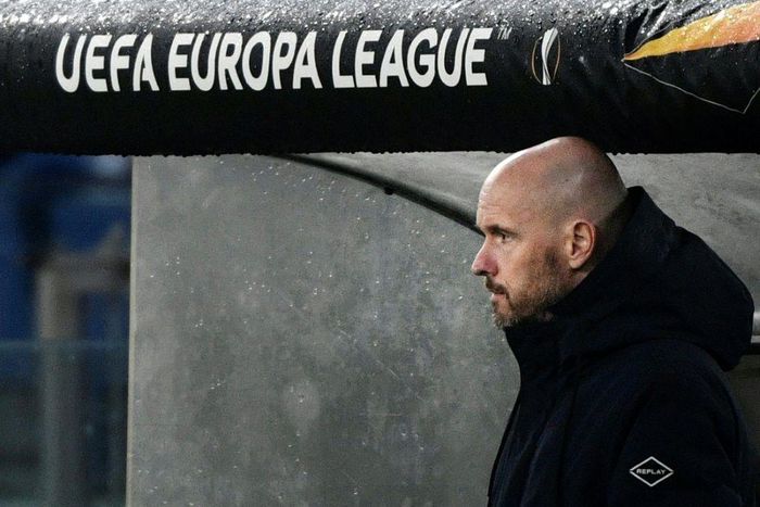 Ajax coach Erik ten Hag has signed a new contract which will keep him at the club until 2023