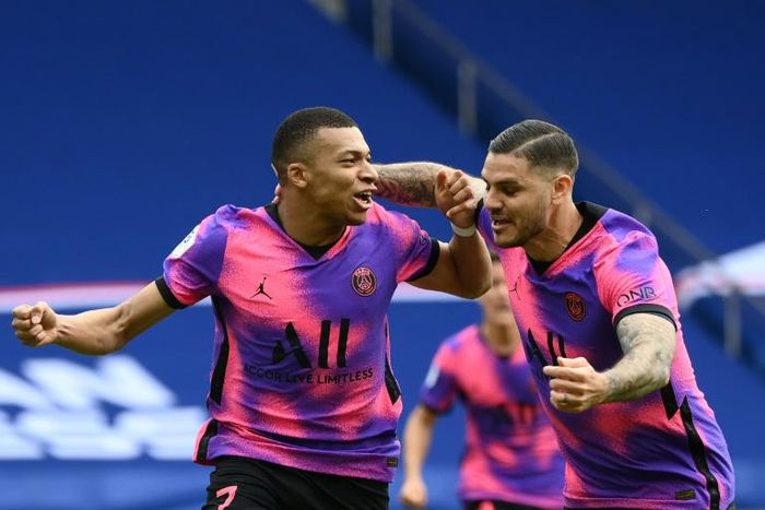 Mauro Icardi (R) scored the winner which earned PSG a dramatic win over Saint-Etienne