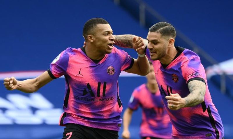 Mauro Icardi (R) scored the winner which earned PSG a dramatic win over Saint-Etienne