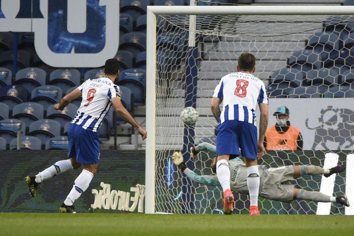 Mehdi Taremi (L) scored two of the five Porto shot past Farense on Monday