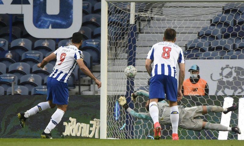 Mehdi Taremi (L) scored two of the five Porto shot past Farense on Monday