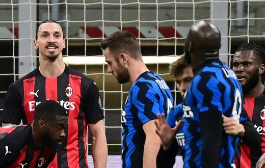 Ibrahimovic (left) and Lukaku (2nd right) clash in Milan derby
