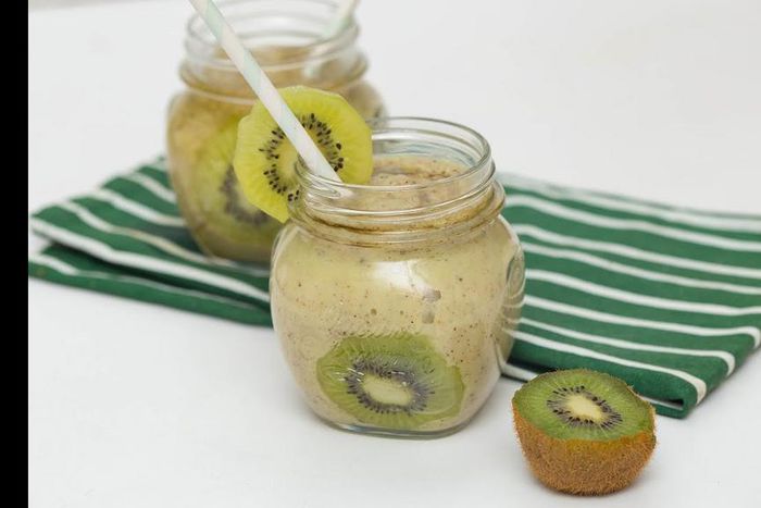 Kiwi and yoghurt smoothie