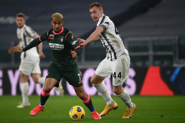 Algerian winger Adam Ounas (L) joined Crotone last month on loan from Napoli