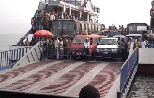 Passengers stranded as pontoon breaks down on Volta Lake