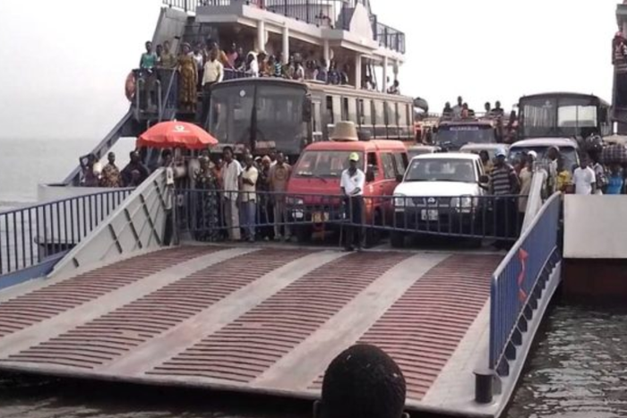 Passengers stranded as pontoon breaks down on Volta Lake
