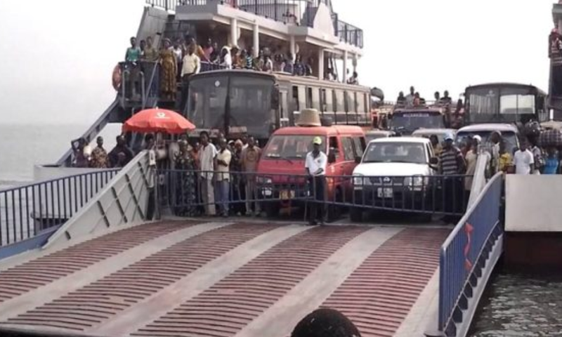 Passengers stranded as pontoon breaks down on Volta Lake
