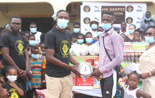 Hans Nunoo Sarpei donates