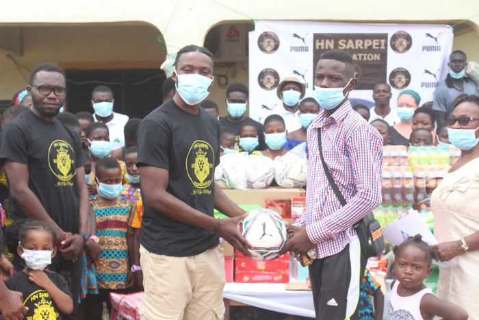 Hans Nunoo Sarpei donates