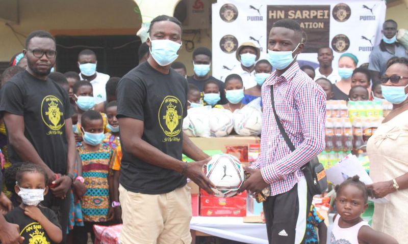 Hans Nunoo Sarpei donates