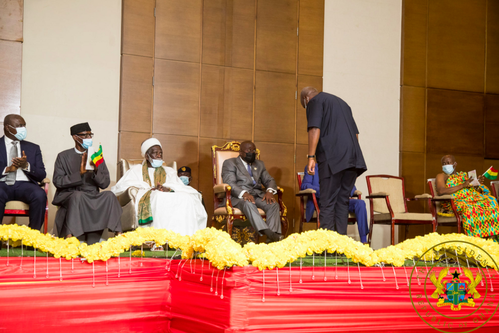 John Mahama shows respect to President Akufo-Addo.