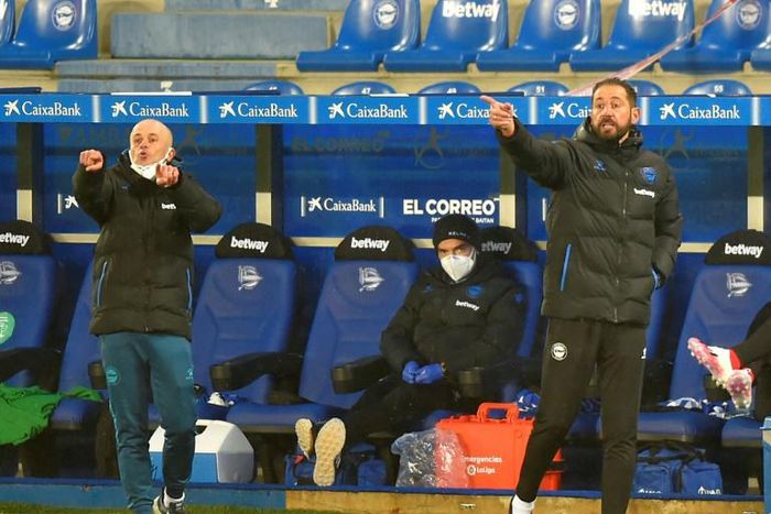 Pablo Machin (R) has been sacked by Alaves