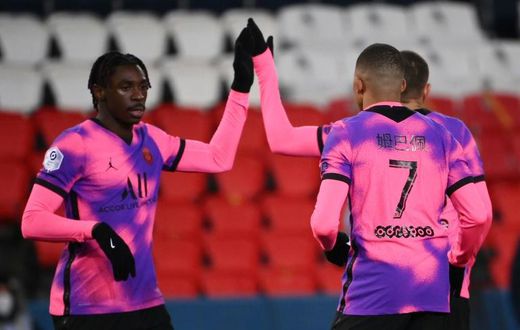 Moise Kean (L) takes the congratulations after scoring PSG's winning goal against Nice