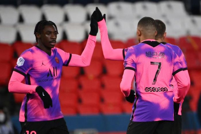 Moise Kean (L) takes the congratulations after scoring PSG's winning goal against Nice