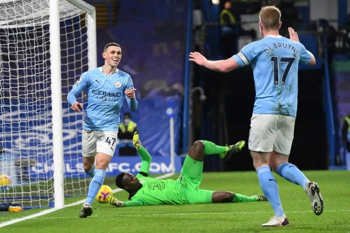 City slickers: Phil Foden (left) and Kevin De Bruyne (right)scored in Manchester City's win at Chelsea