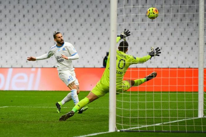 Dario Benedetto volleyed past Monaco goalkeeper Vito Mannone to put Marseille two goals up
