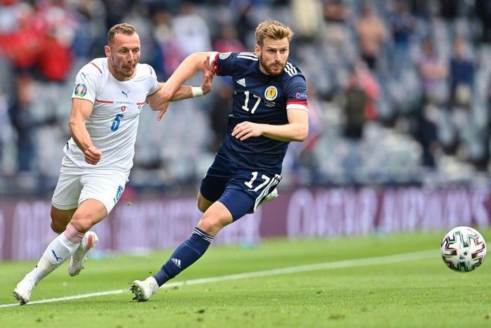 Scotland midfielder Stuart Armstrong (R)