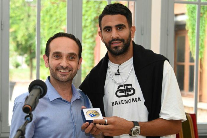 Riyad Mahrez with the mayor of Sarcelles in 2019