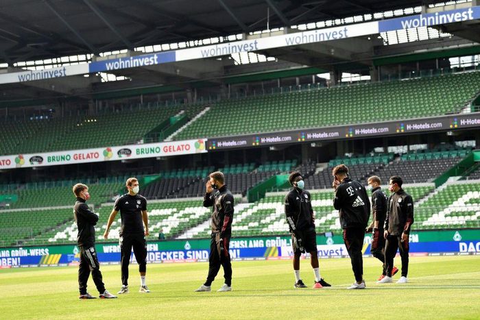 Bayern Munich players wear face masks before a Bundesliga match
