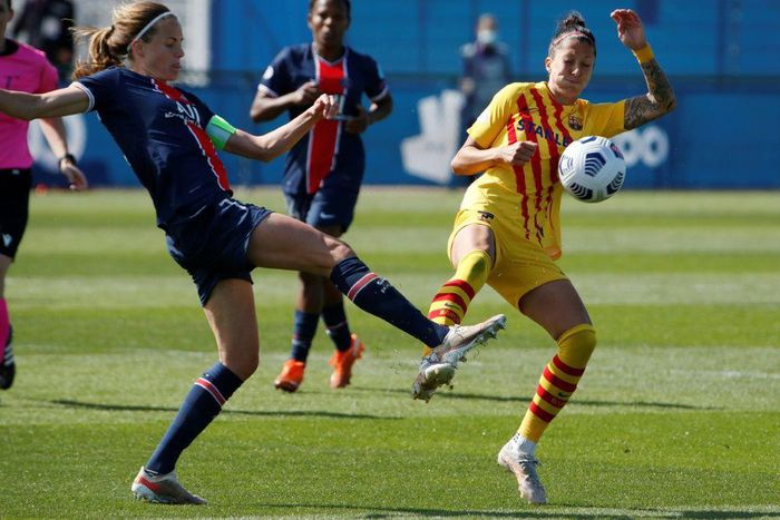 Barca scorer Jenni Hermoso (right) challenged by PSG defender Irene Paredes