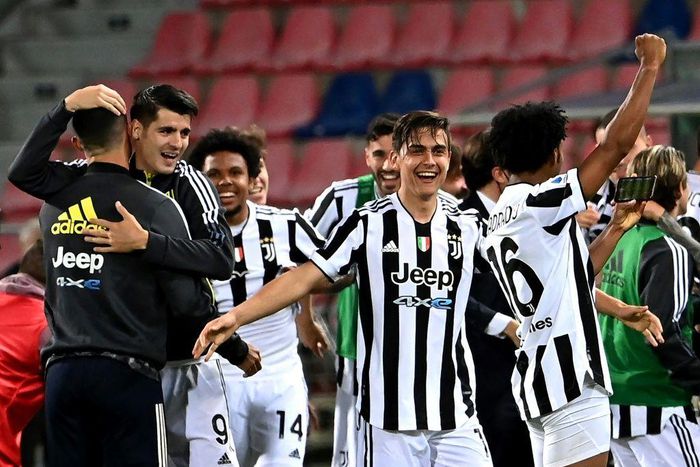 Juventus forward Paulo Dybala (C) and Alvaro Morata (2ndL) celebrate after booking a Champions League berth.