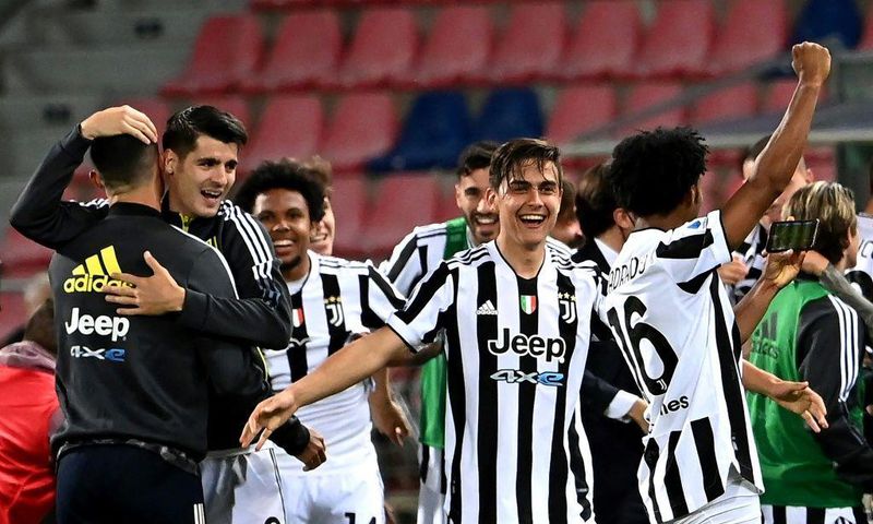 Juventus forward Paulo Dybala (C) and Alvaro Morata (2ndL) celebrate after booking a Champions League berth.