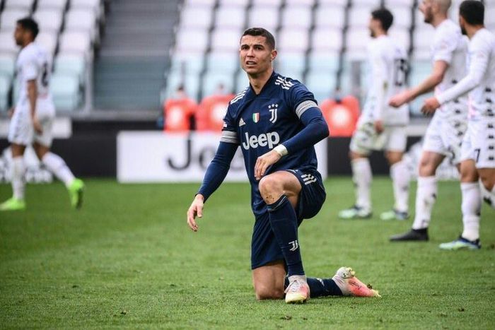 Cristiano Ronaldo's Juventus pick themselves up after losing to Benevento last time out.