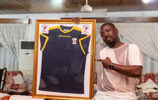 Richard Addison receives special jersey from Givova Sporting Academy
